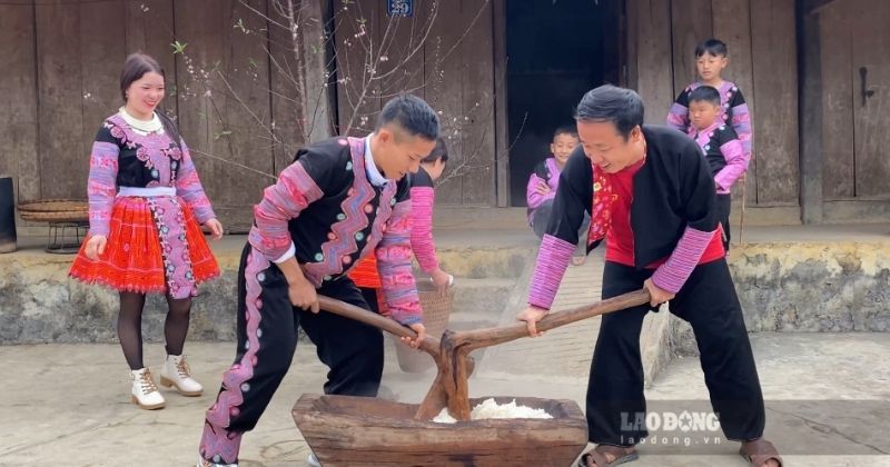 Nghệ nhân truyền dạy kỹ thuật làm trang phục Mông đen tại Sa Pa