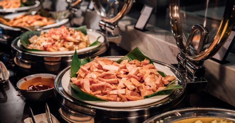 Gà nướng mắc khén và thịt đặc sản trong thực đơn Chợ Tình Sapa