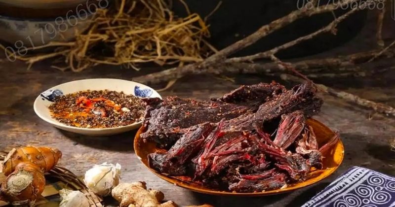 Thịt trâu gác bếp, hạt dẻ, nấm hương, măng khô và táo mèo là những lựa chọn phổ biến