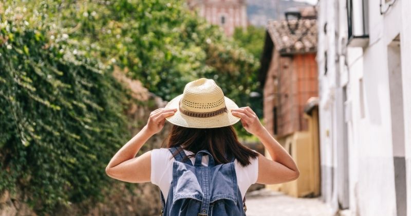 Du khách lên kế hoạch du lịch Sapa tự túc giữa khung cảnh núi rừng