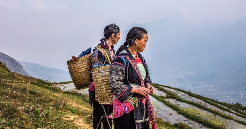 Chi tiết hoa văn thêu và ghép vải trên áo nữ Mông đen