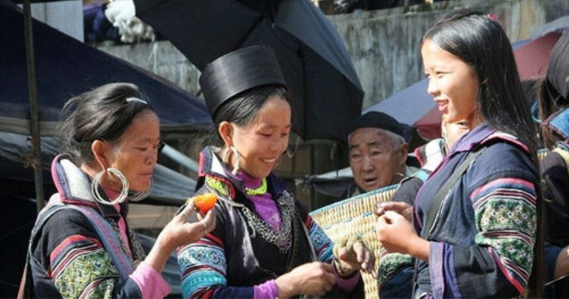 Người phụ nữ tạo hoa văn trên vải lanh bằng kỹ thuật thủ công