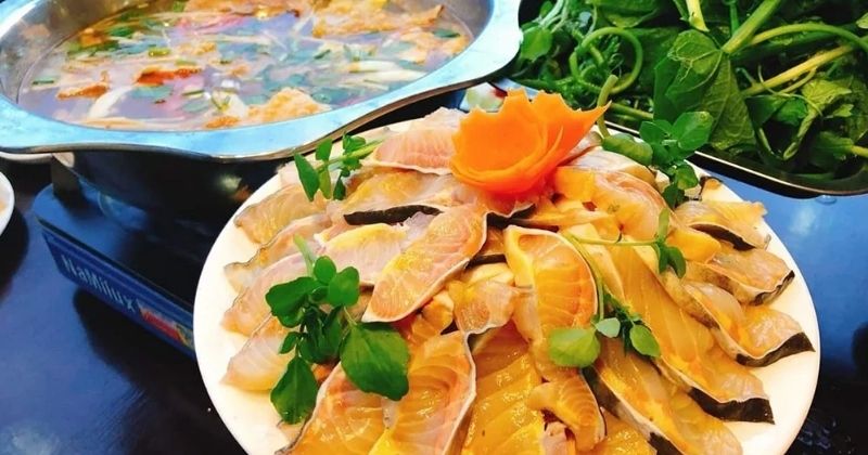 Lẩu cá tầm Sapa ăn cùng rau nấm và bún
