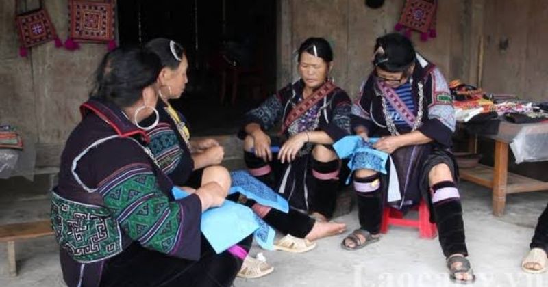 Vải lanh nhuộm chàm dùng để làm trang phục Mông đen