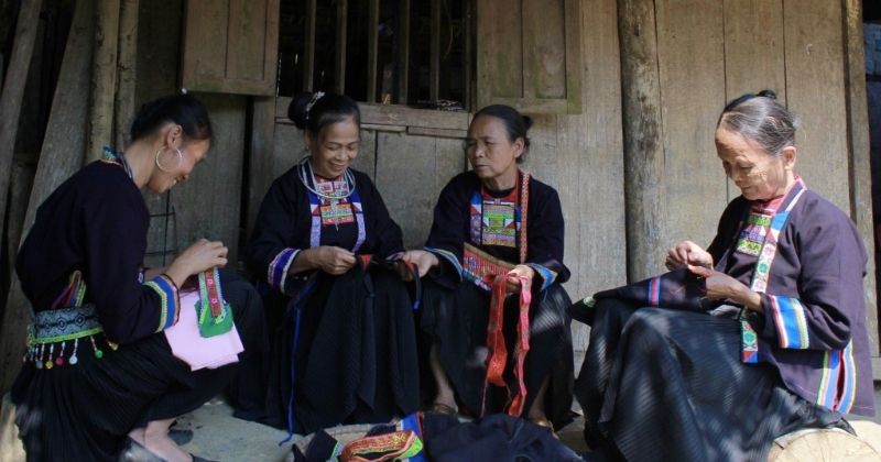 So sánh trang phục nam và nữ của người Mông đen