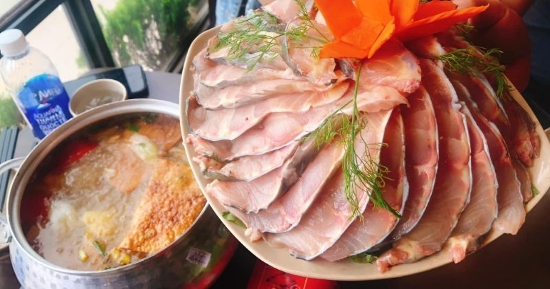 Du khách thưởng thức các món cá đặc sản tại Sapa