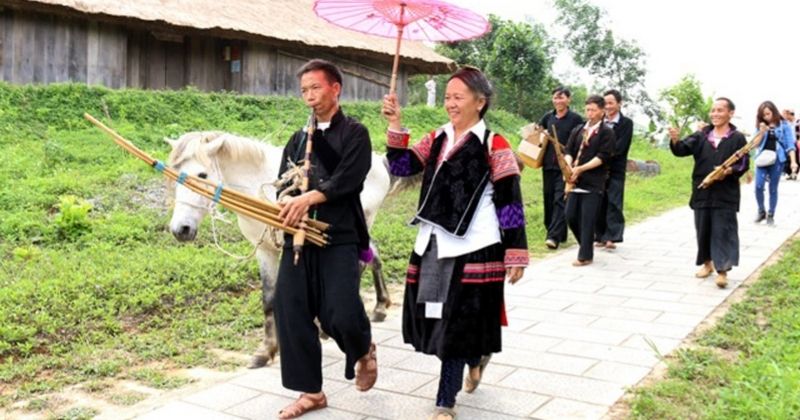 So sánh trang phục lao động và trang phục lễ Tết của người Mông đen