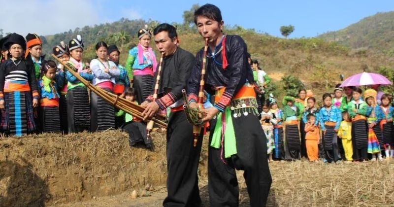 Nam giới mặc trang phục dân tộc Mông đen truyền thống