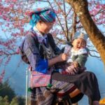 Nam và nữ mặc trang phục dân tộc Mông đen tại Sa Pa