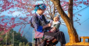 Nam và nữ mặc trang phục dân tộc Mông đen tại Sa Pa