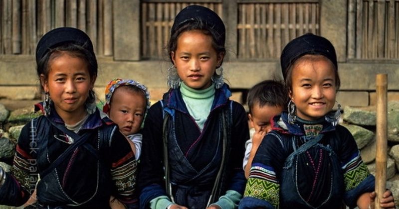 Trang phục nữ người Mông đen ở Sa Pa với áo và phụ kiện truyền thống