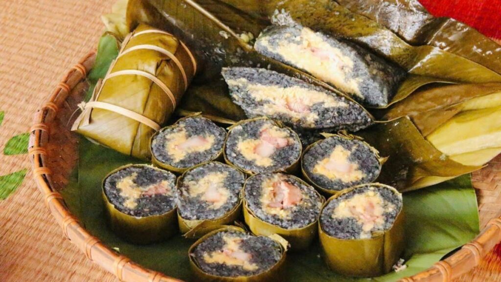 Đặc sản Sapa - Bánh chưng đen làm từ gạo nếp nương trộn than cây núc nác, nhân thịt lợn đen và đỗ xanh, béo dẻo đặc trưng.