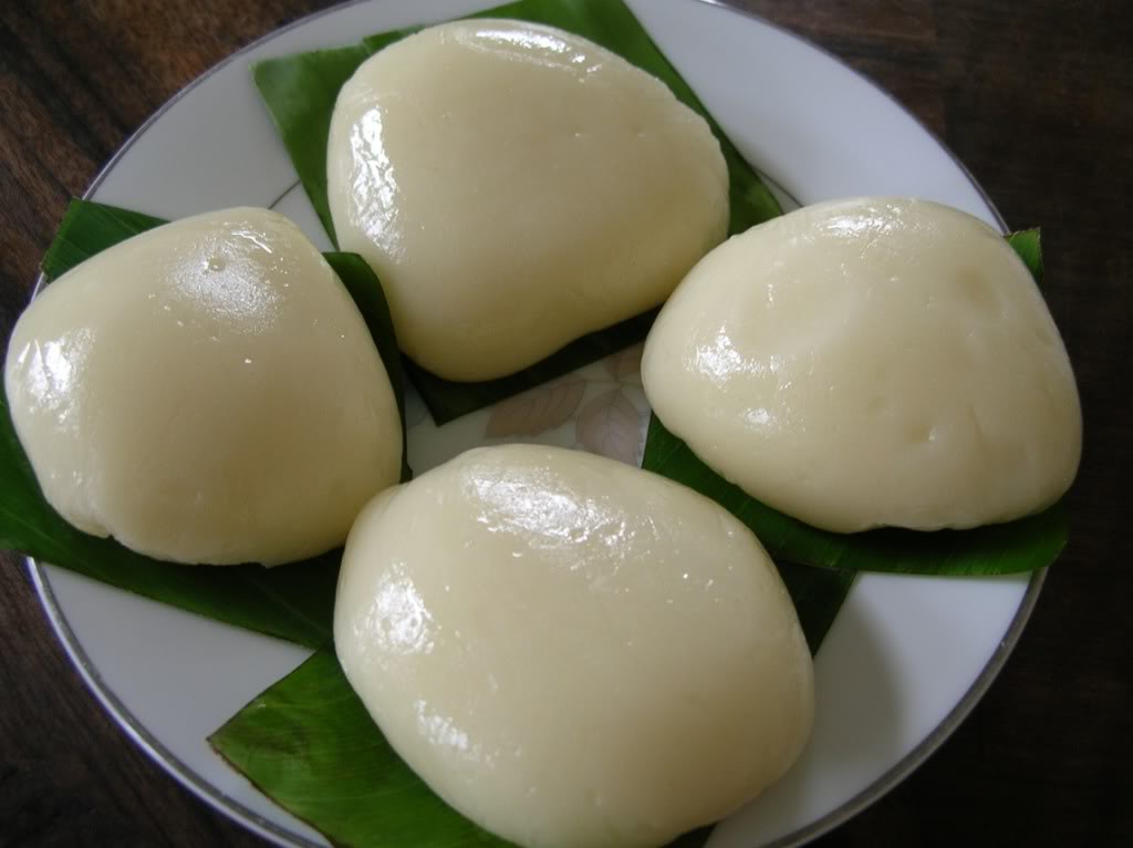 Bánh đao (páu cò) làm từ bột đao và bột nếp, gói lá chuối, dẻo mềm, là món quà vặt truyền thống ở Sapa.