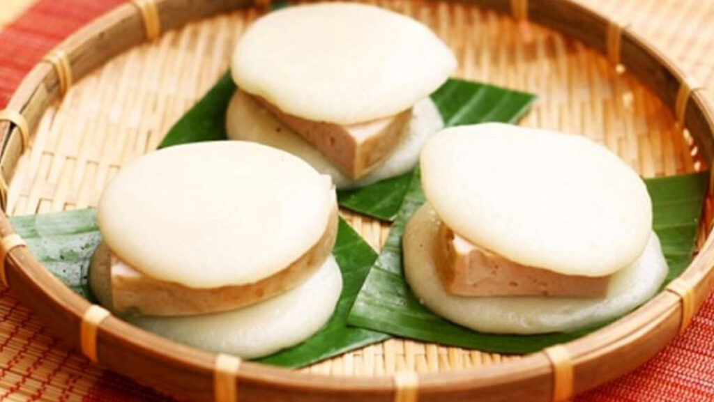 Bánh giầy kẹp chả Sapa làm từ nếp giã mịn, trắng dẻo, kẹp chả nóng, là đặc sản Sapa làm quà lý tưởng.