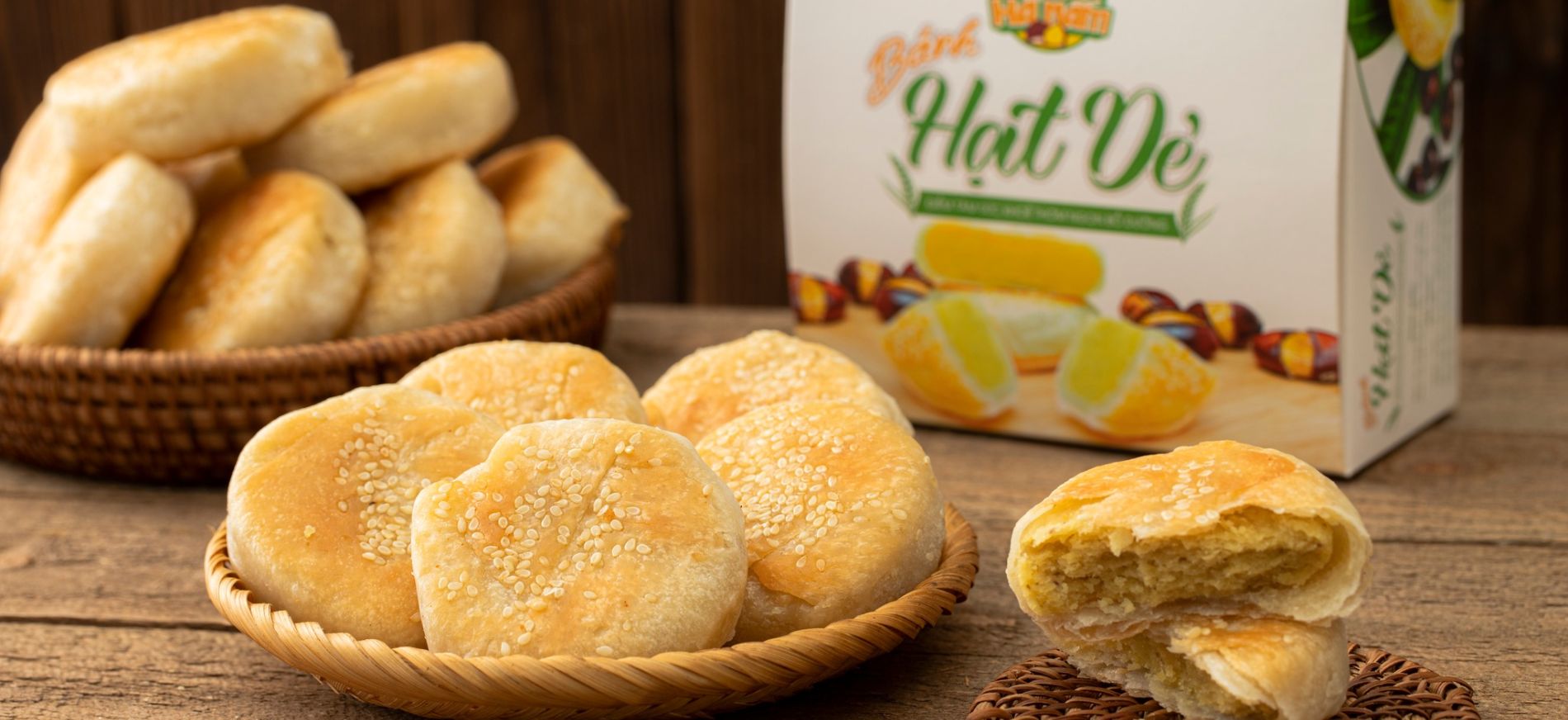 Bánh hạt dẻ Sapa hình tròn dẹt, vỏ bột mì giòn, nhân hạt dẻ và đậu xanh béo bùi, rắc mè thơm.