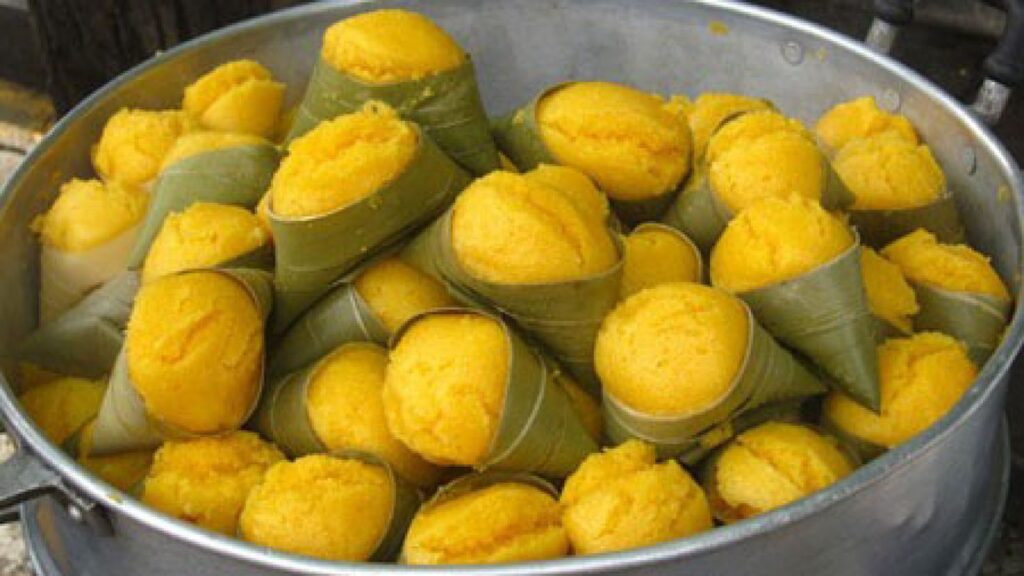 Páu Pò Cừ là bánh đặc sản Sapa làm từ ngô nếp vàng, mộc mạc, thơm ngon, ngon nhất vào mùa hè.
