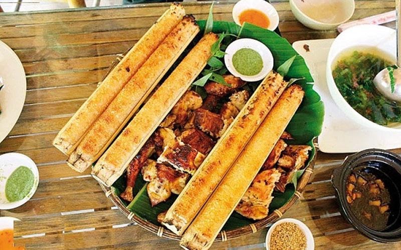 Cơm lam Sapa nấu từ gạo nếp nương trong ống tre, hạt dẻo thơm, ăn kèm muối vừng và thịt nướng.