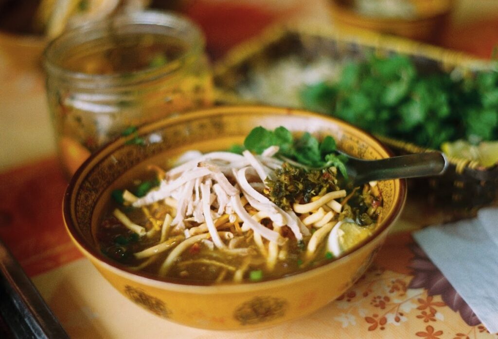 Cốn sủi là đặc sản Sapa với sợi phở dai mềm, nước sốt sánh, ăn kèm thịt, trứng và khoai rán giòn.