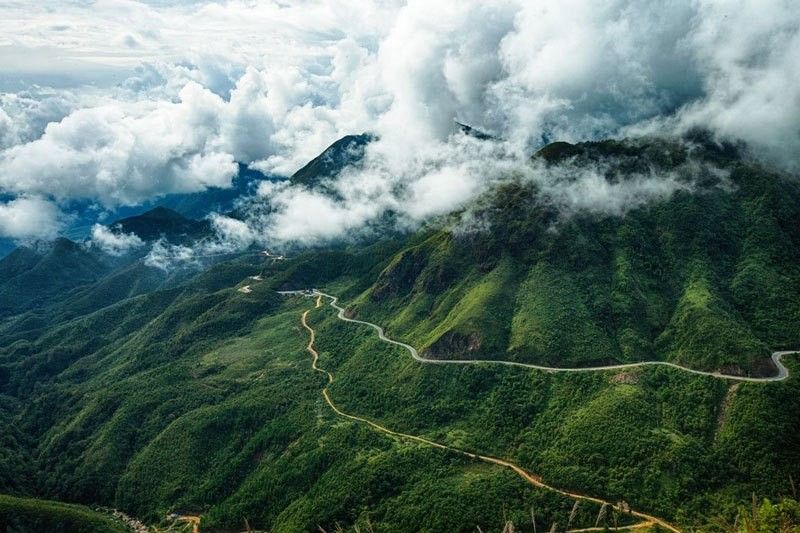 Đèo Ô Quy Hồ trên quốc lộ 4D, một trong tứ đại đỉnh đèo Việt Nam, điểm ngắm cảnh nổi tiếng ở Sapa.