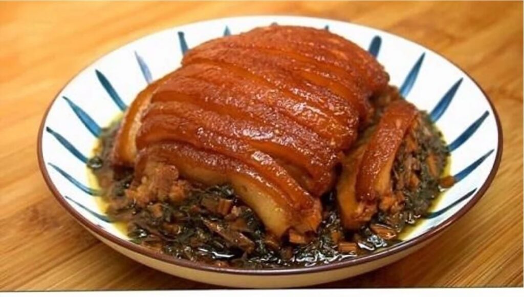 Khâu nhục là đặc sản Sapa của người Tày, Nùng, thịt ba chỉ hấp mềm quyện cải muối, đậm đà đưa cơm.