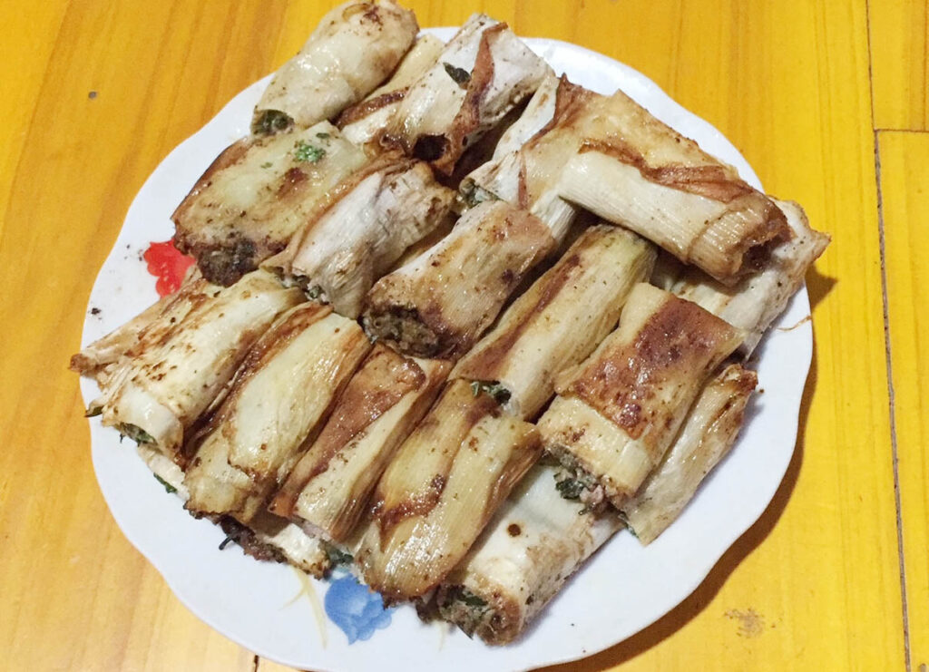 Nem măng đắng là món ăn truyền thống của người Tày ở Sapa, vị đắng nhẹ hòa cùng thịt gà thơm.