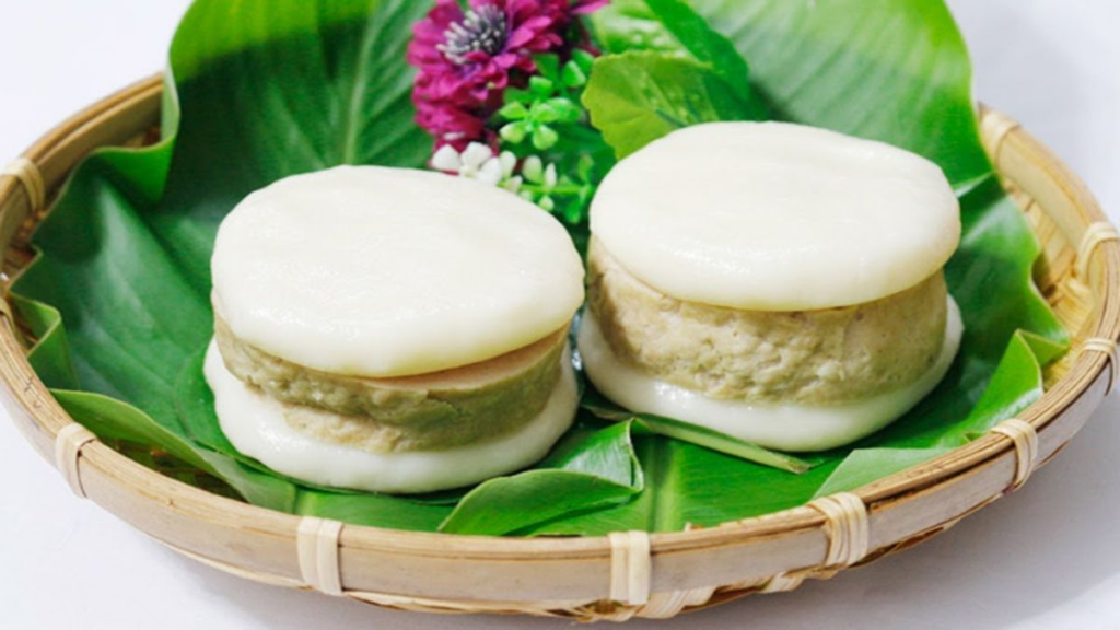Páu Plâu là bánh đặc sản Sapa từ nếp giã tay, nhân đậu xanh mềm, ăn kèm mật ong ngọt bùi.