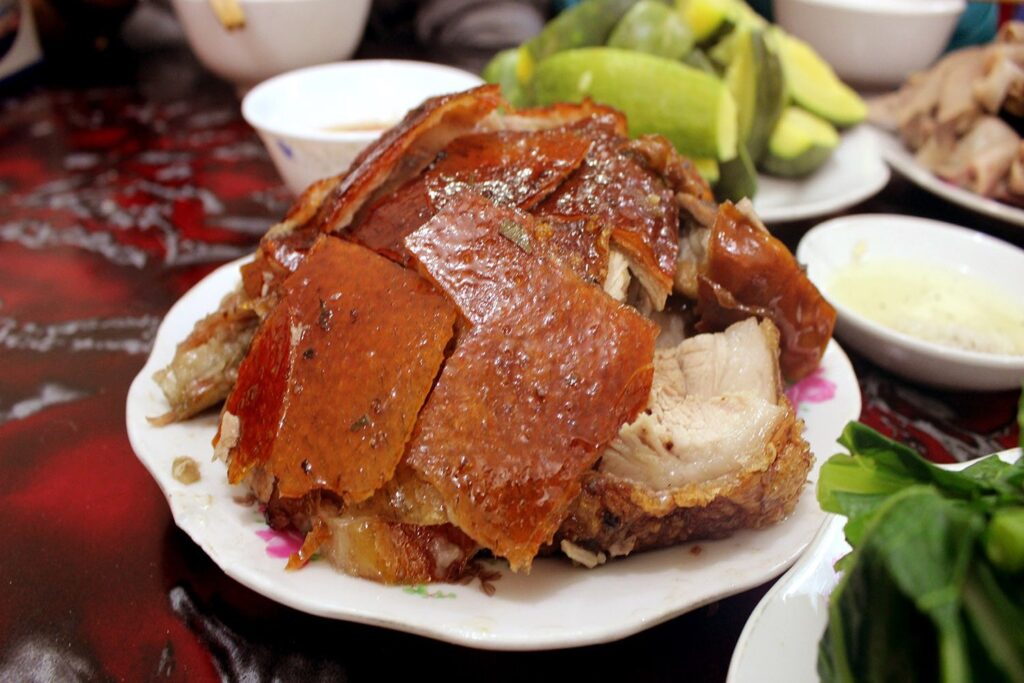 Thịt lợn cắp nách Sapa từ giống lợn thả rông, thịt săn chắc, nướng than vàng giòn thơm nức.
