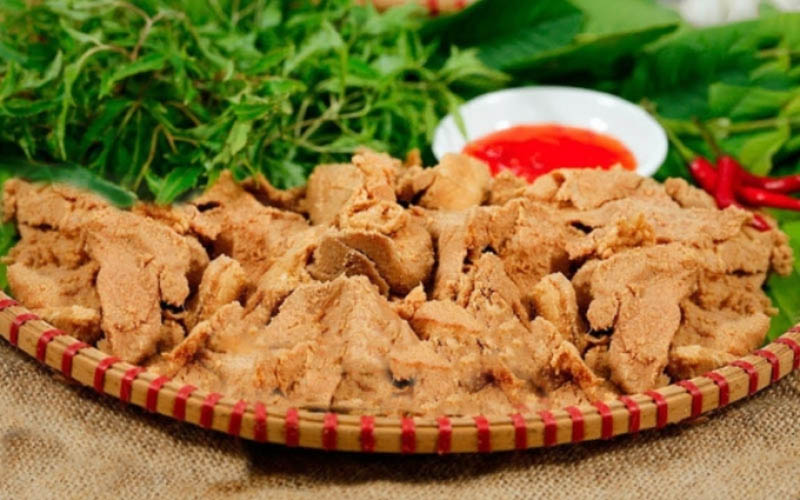 Thịt lợn muối chua là đặc sản Sapa ủ men truyền thống, vị chua mặn hài hòa, ăn kèm cơm nóng rất hợp.