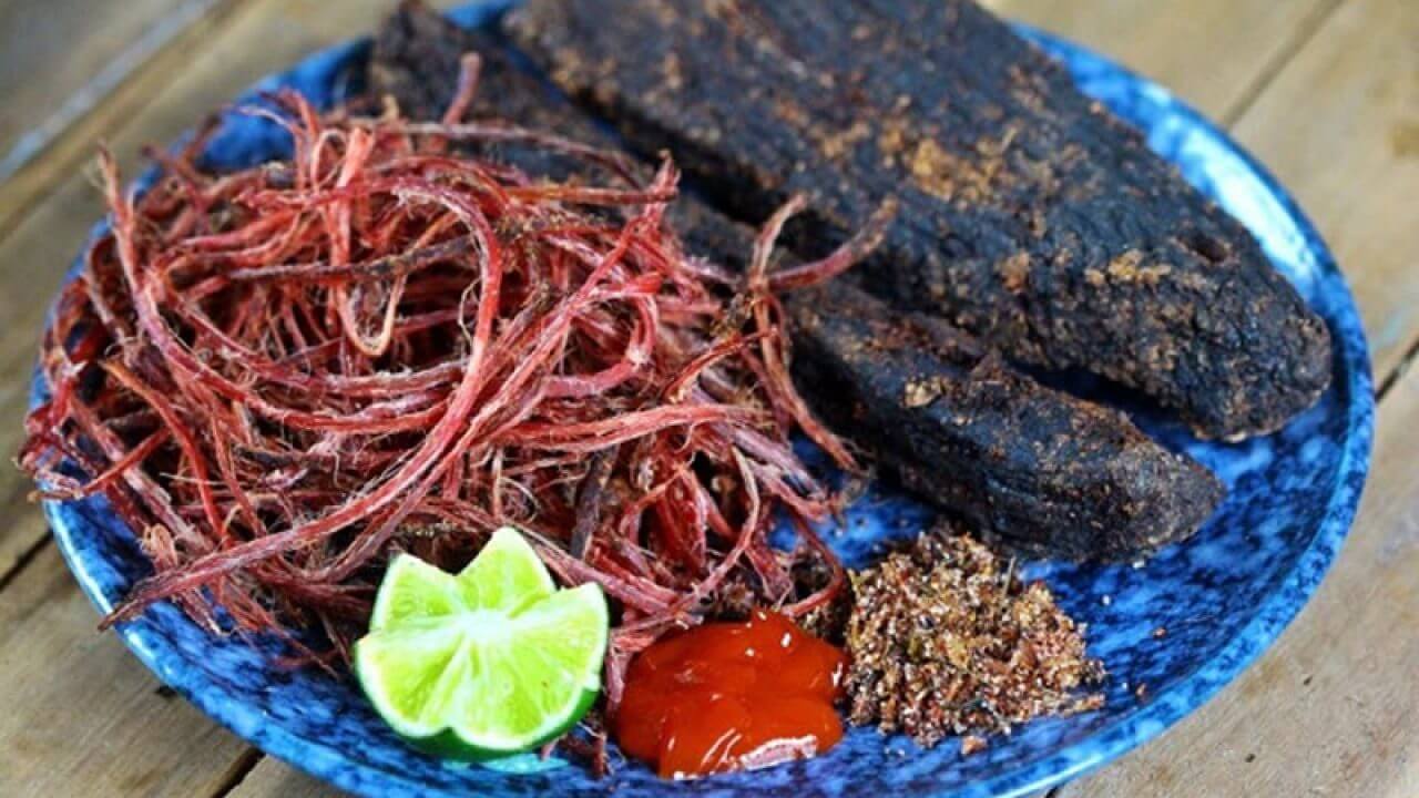Thịt trâu gác bếp là đặc sản Sapa mang về làm quà, thịt ngọt đậm, thơm mùi khói bếp, chấm chẩm chéo.