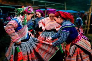 Trang phục dân tộc H'mông Sapa mang một nét đẹp độc đáo từ hoa văn thổ cẩm, nổi bật giữa nền núi rừng Tây Bắc.