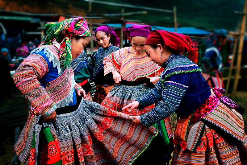 Trang phục dân tộc H'mông Sapa mang một nét đẹp độc đáo từ hoa văn thổ cẩm, nổi bật giữa nền núi rừng Tây Bắc.