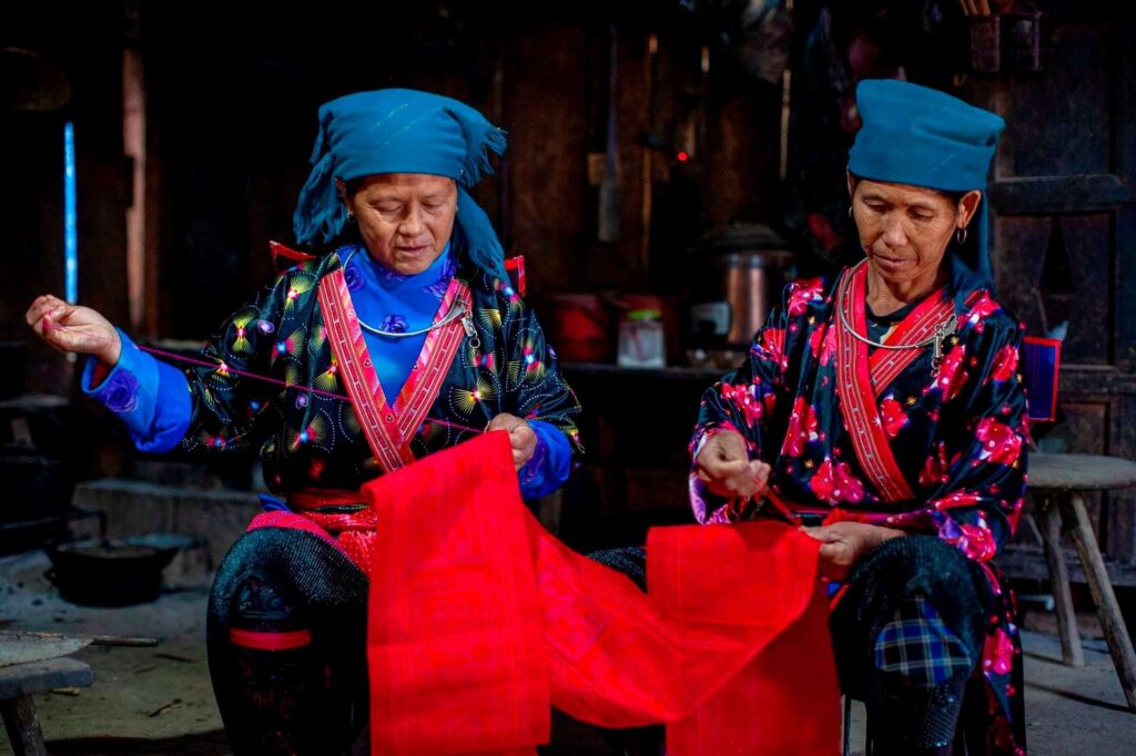 Gìn giữ trang phục dân tộc Sapa gắn với du lịch cộng đồng thông qua  hoạt động du lịch trải nghiệm.