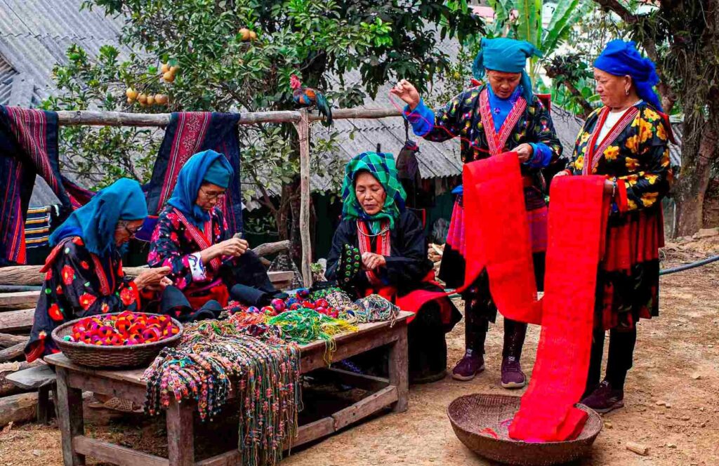  Trang phục dân tộc Sapa của người H'mông được gìn giữ qua nghề dệt lanh truyền thống và hoạt động du lịch trải nghiệm.